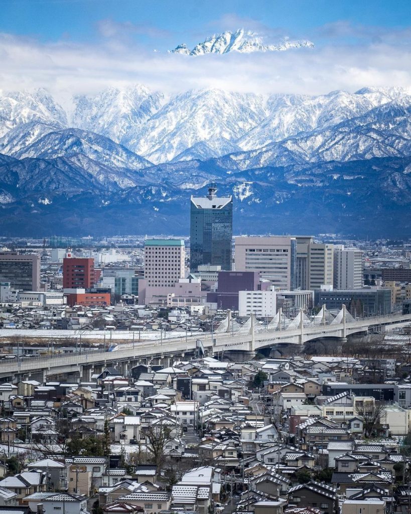 Isn't the wall of mountains an excellent background? 
Residents of Toyama City i...