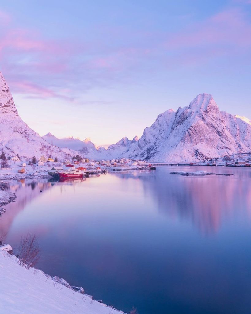 .
優しい朝焼けが広がる冬の #フィヨルド
雄大な自然のリフレクションに癒やされます
#NewJourneyJanuary  Fjords in the mor...