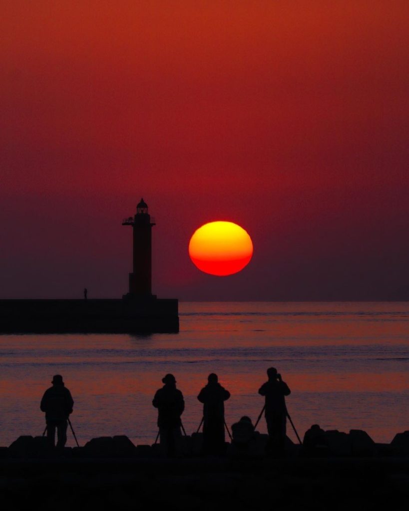 Would you like to join these photographers and take this marvelous photo? 
This ...