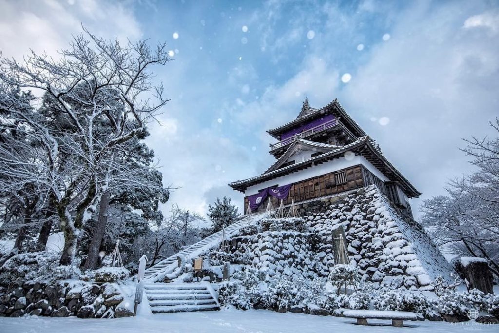 Isn't this castle covered in snow a tranquil view? 
Standing proudly among the s...