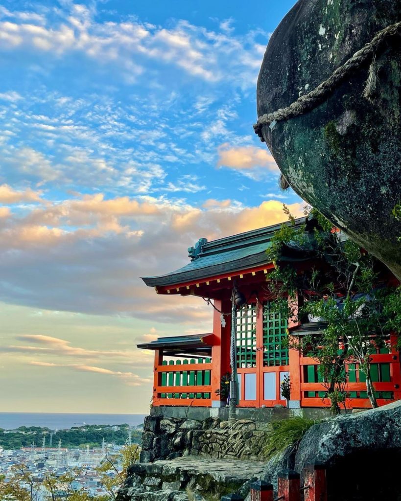 Visit Japan: Said to be the place where the Kumano deities first descended to earth, sits Kam… Said to be the place where the Kumano deities first descended to earth, sits Kam...