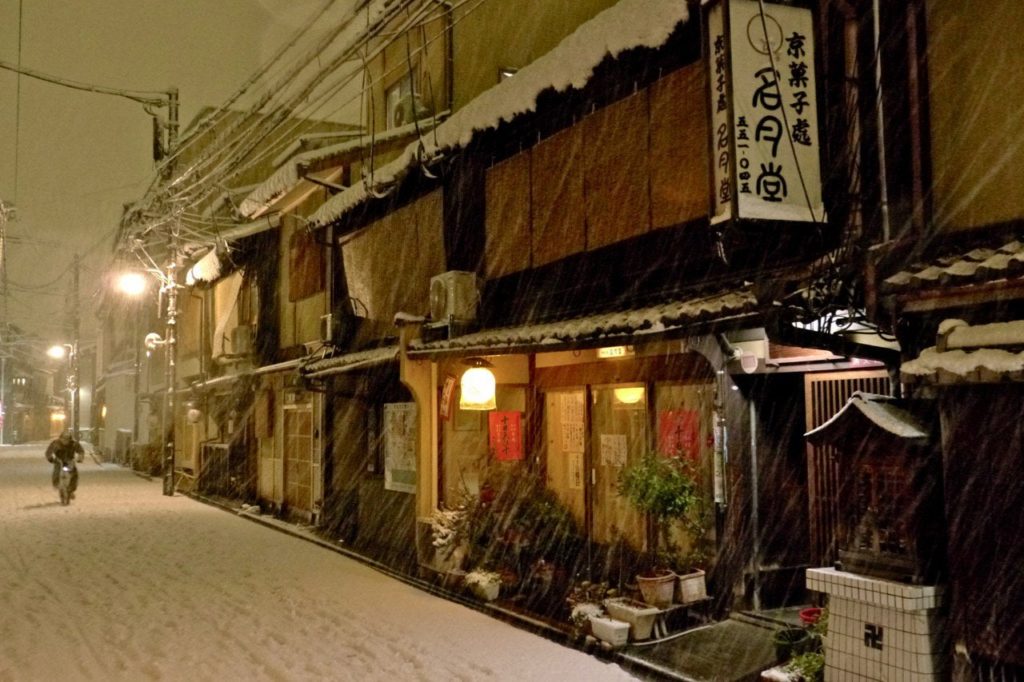 If you go to the Meigetsudo sweets shop in Miyagawacho, Kyoto, I recommend the nikki-mochi