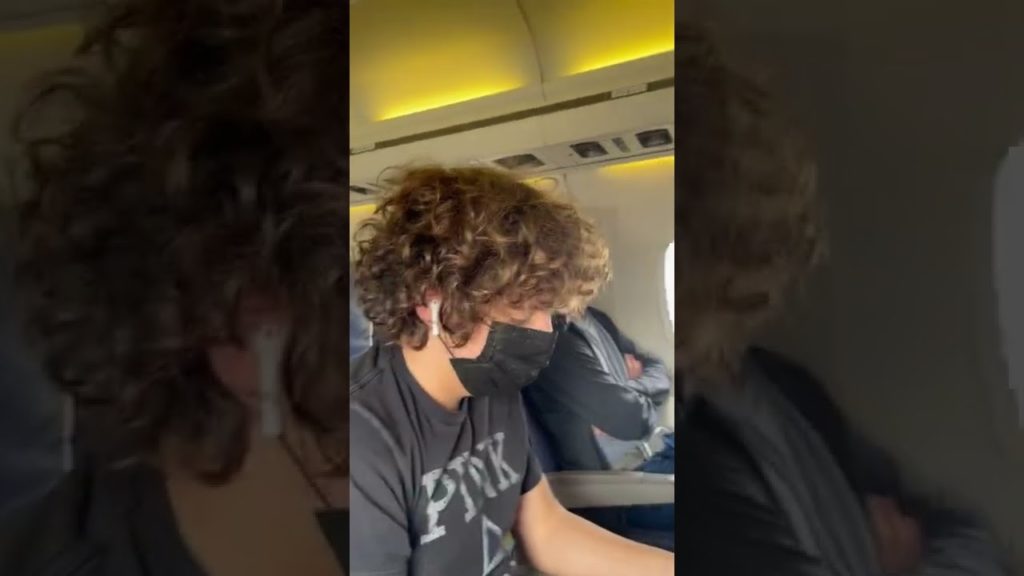 How to Travel : On Plane