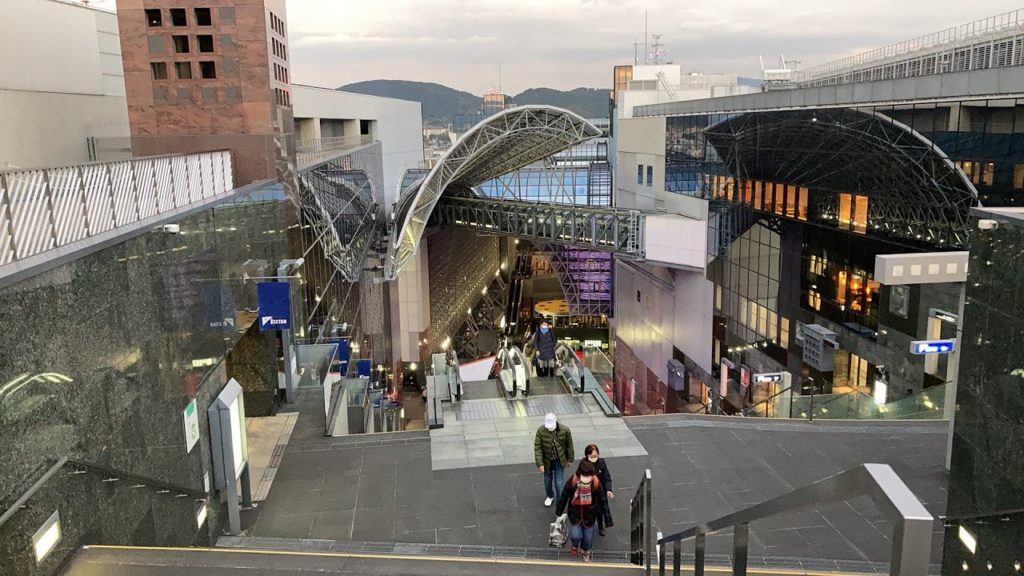 Down the greate steps in KYOTO station. 【階段で映像】京都駅の大階段を降る