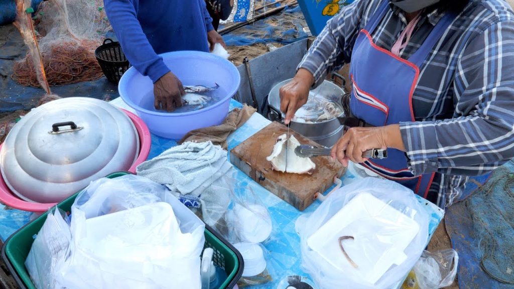 이보다 더 신선할 수 없다!! 바다에서 갓 잡아 바로 쪄먹는 꽃게와 오징어 / Steamed Squid and Crab | Thailand street food