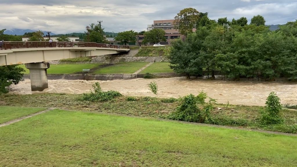 A river that seems to overflow in Summer (Japan) [Free Video Footage] [Daily: Landscape]