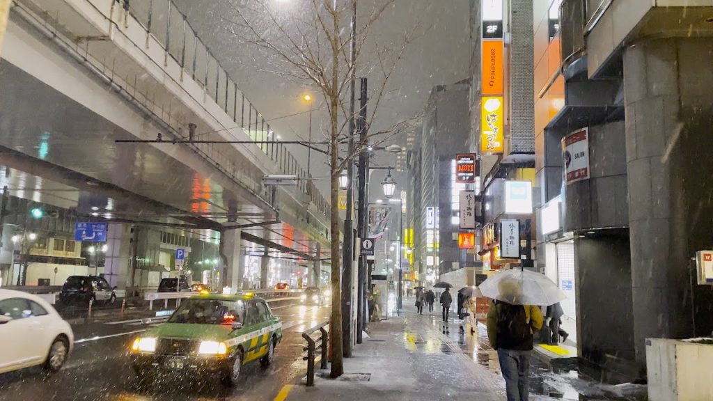 Tokyo Walk - Snowy night in Tokyo (Roppongi) - 4K HDR