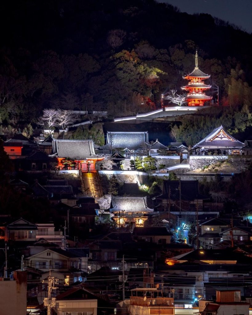 Aren't the lights captivating? 
As night falls on Hiroshima Prefecture, the ligh...