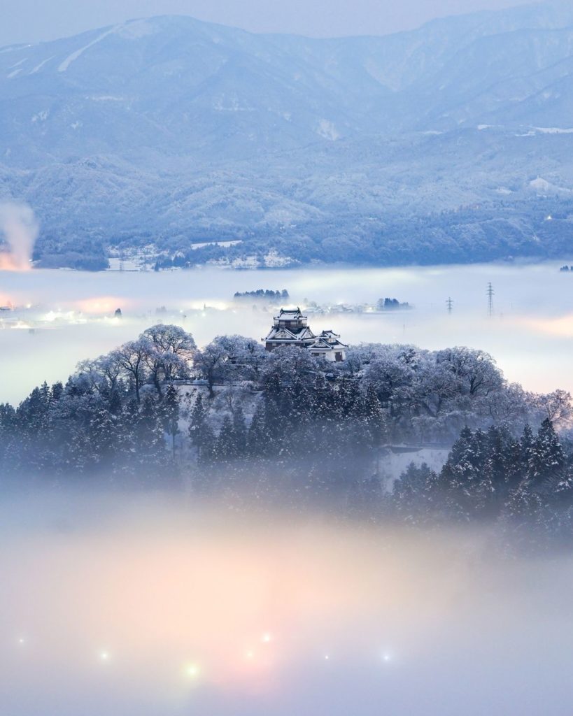 .
街の光のなか、雲海に浮かびあがる #越前大野城 
#togetherthisfebruary  Echizen Ono Castle floats on ...