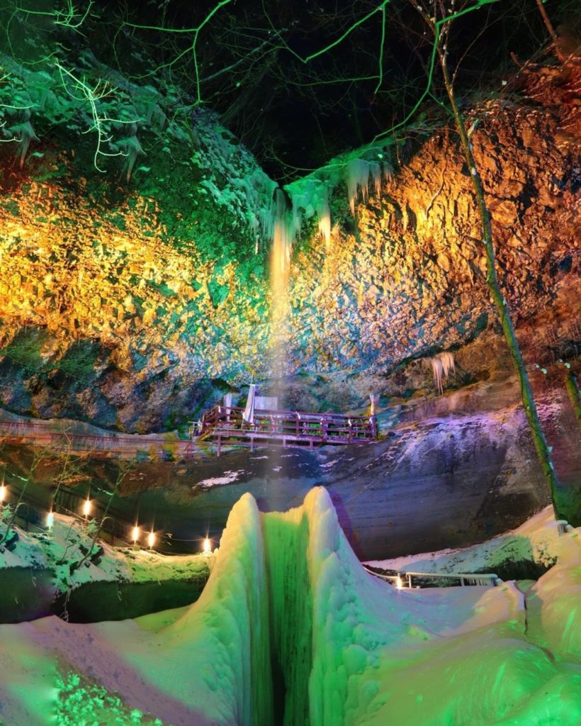 Isn't this frozen waterfall incredible?
As the waters of the Niogataki Falls fro...