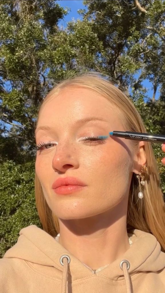Blue skies call for bright eyes. @walker_ash brings lash lines to life using Kaj...