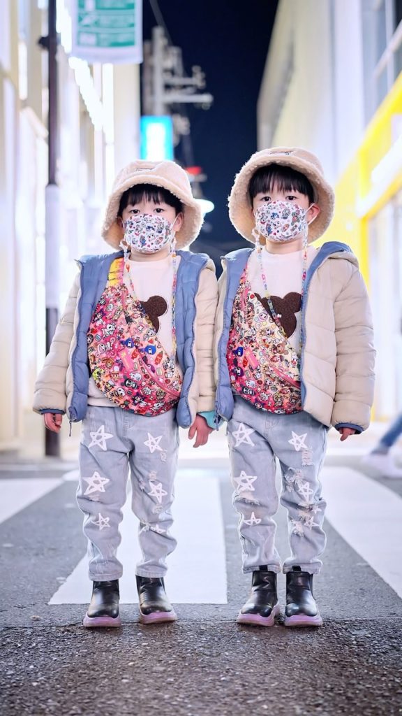 Happy Valentine’s Day from 6-year-old twins @masonrion in Harajuku! 
.
Mason and...