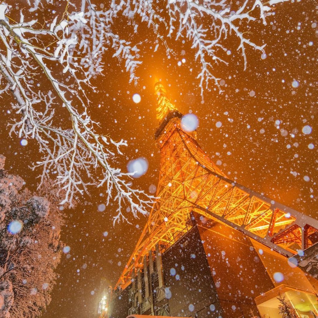 .
冬空を優しく包み込む
雪の #東京タワー 
#togetherthisfebruary  Light from the snow dusted Tokyo...