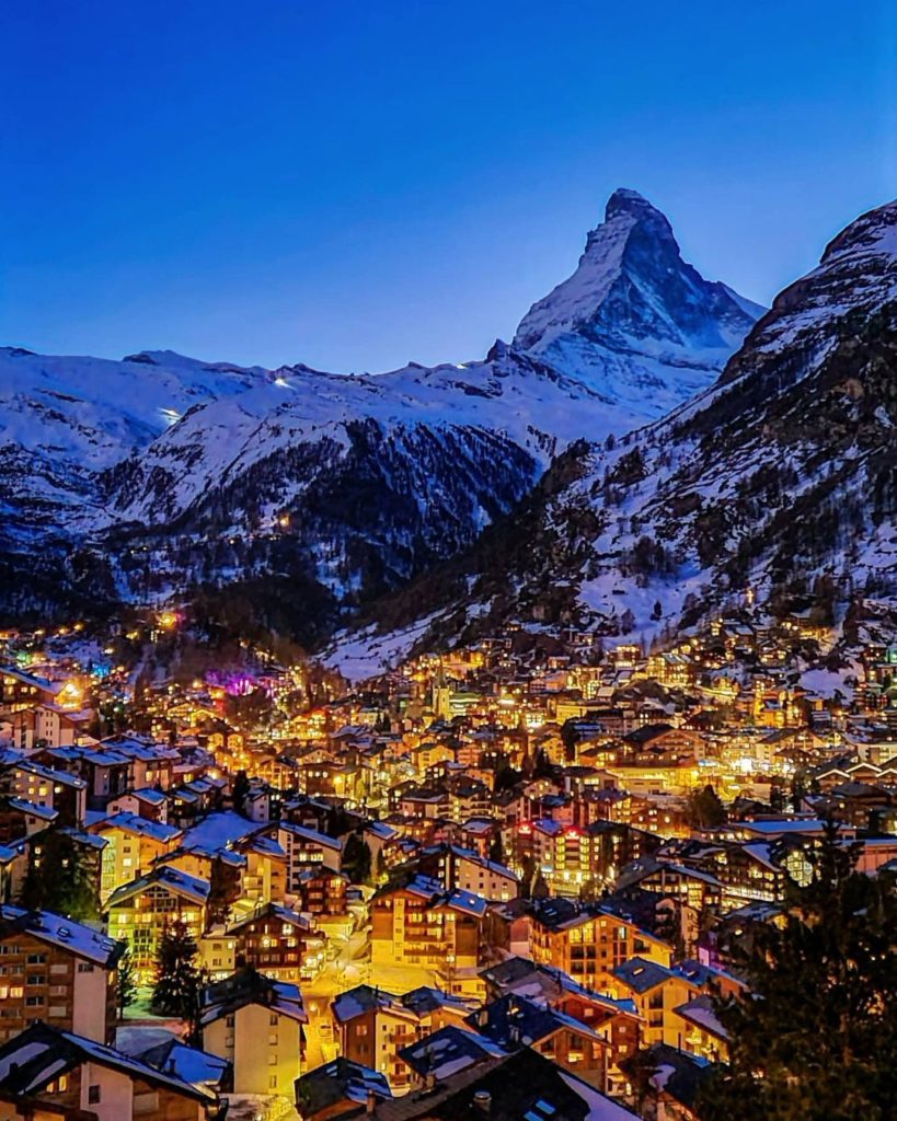 .
#マッターホルン の麓町ツェルマット
街全体が温かい灯りに包まれた冬の絶景
#togetherthisfebruary  Zermatt, a town ...