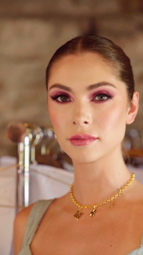 Colorful lids require an equally impressive canvas. @yasmiinee_l, the lead makeu...