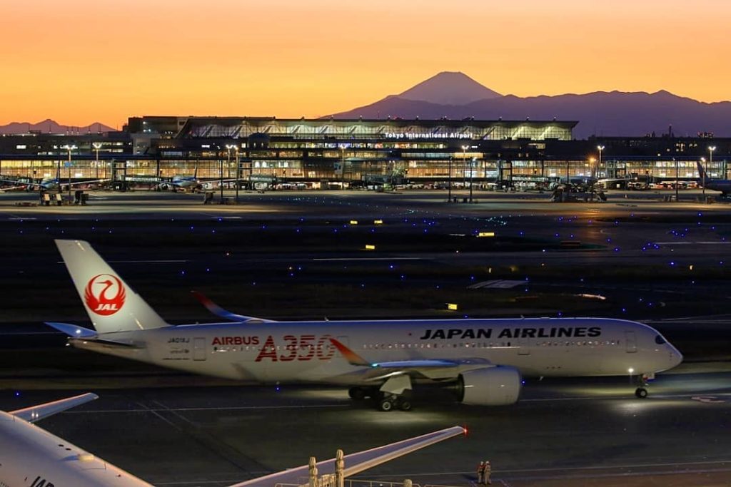 .
羽田空港の絶景スポット
夕焼けの富士山と #A350 の共演
#togetherthisfebruary  A spectacular view at H...