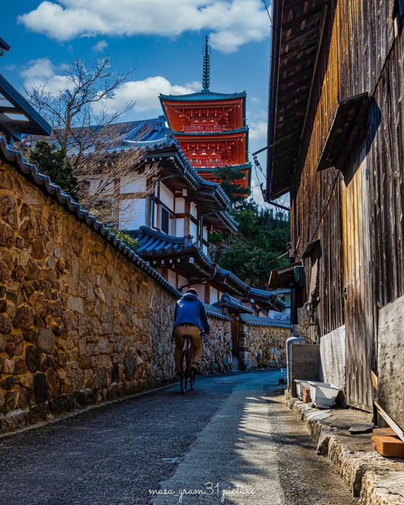 Wouldn't this be a wonderful town to get lost in? 
The maze-like streets and all...