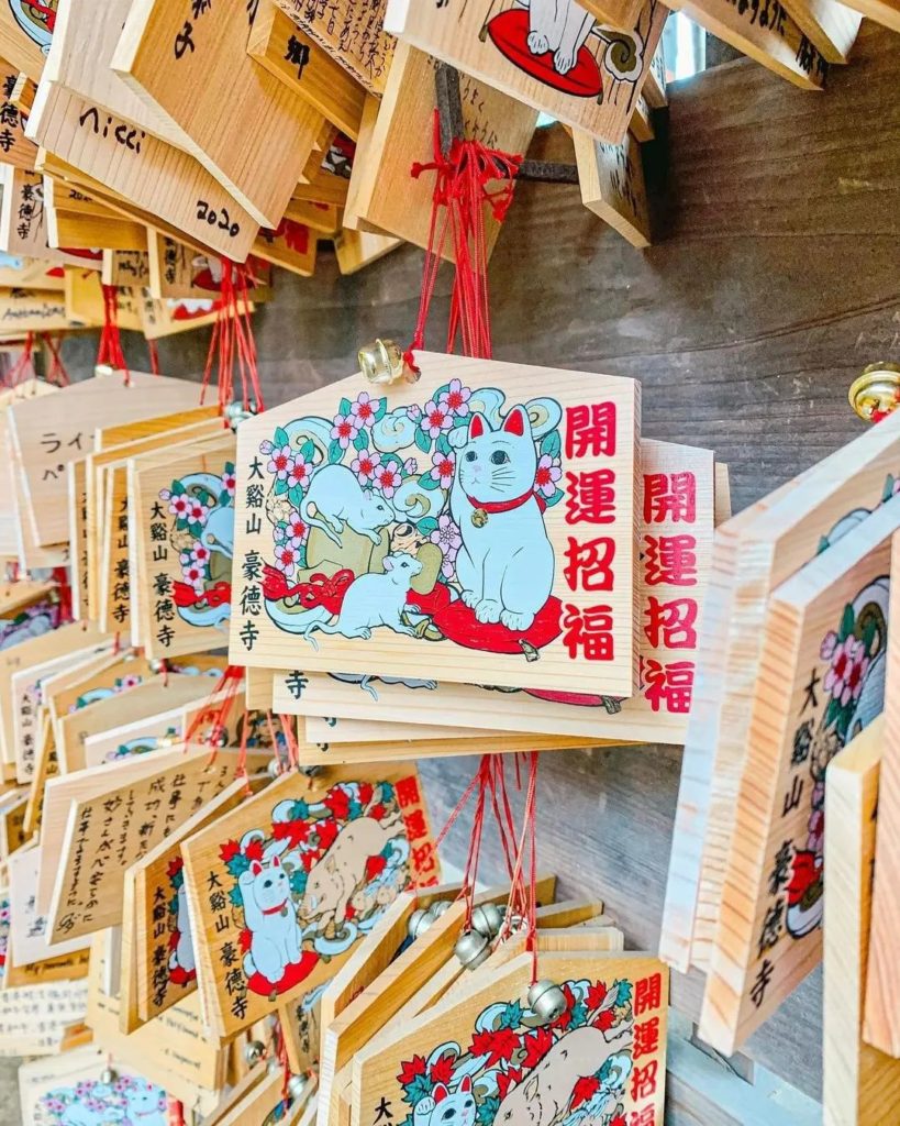 Japan Travel: February 22nd is Cat Day in Japan! It falls on this day because “meow” in Japane… February 22nd is Cat Day in Japan! It falls on this day because “meow” in Japane...