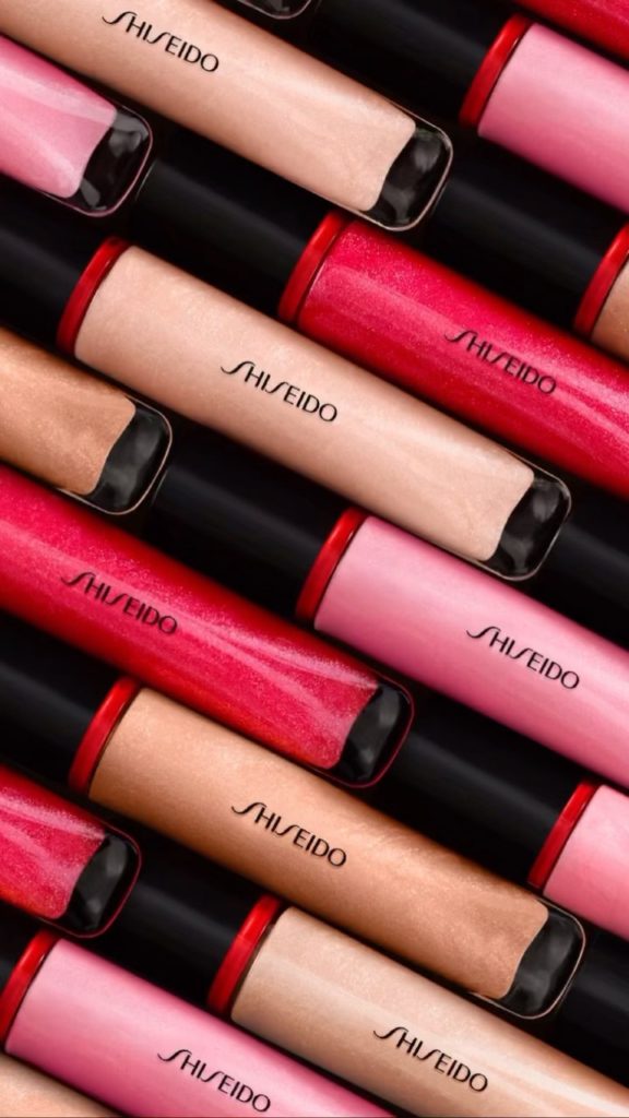 Gloss and glow. Experience 12 hours of moisture and mirror-like shine with Shimm...