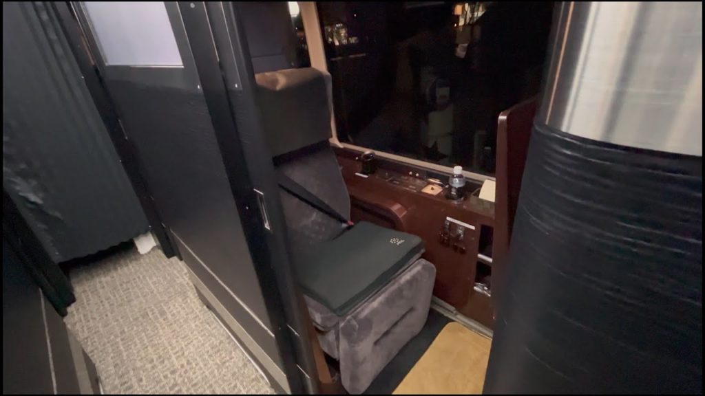 Overnight Bus in Japan | First Class Seats | Private Room | ドリームスリーパー Overnight Bus in Japan | First Class Seats | Private Room | ドリームスリーパー