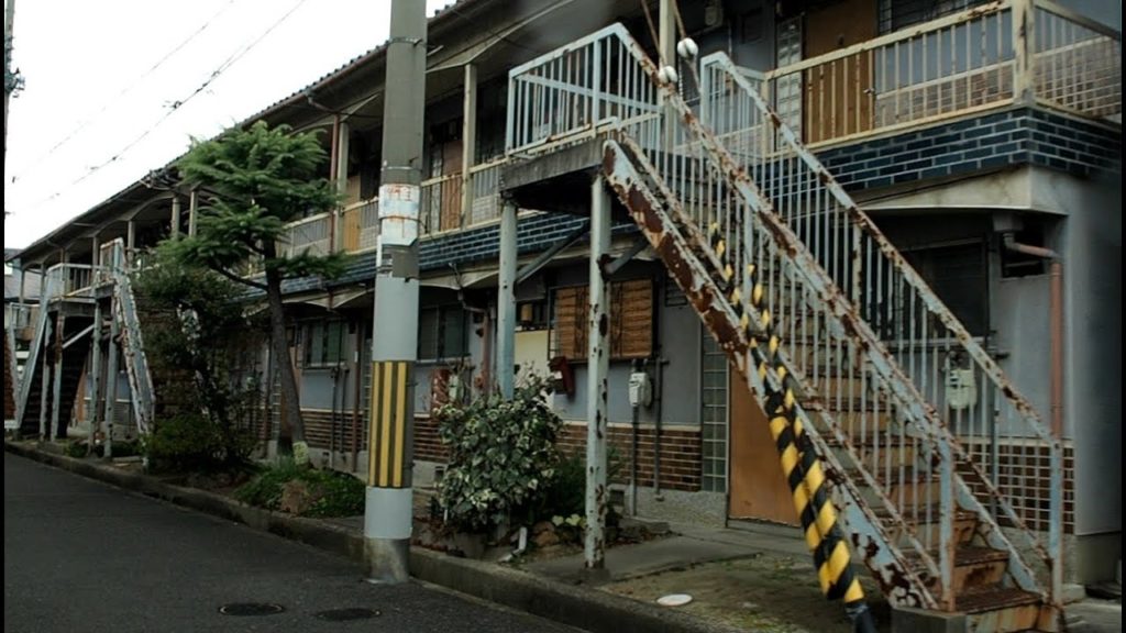 瓢箪山の商店街や古い団地風景【古い団地と商店街】Old housing complex and shopping street, Osaka Japan