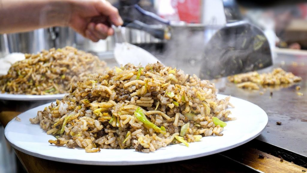 耳でも旨いリズミカルな鉄板さばき！素朴な大衆お好み焼き店を営むご家族に密着丨Amazing Kobe Fried Rice & Okonomiyaki