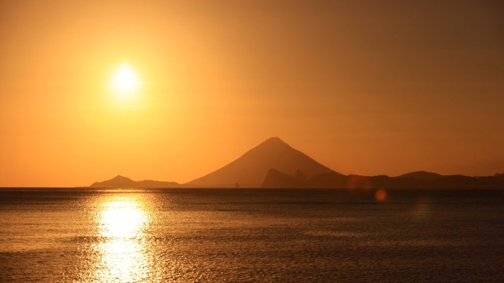 【Japan 1minute Travel KAGOSHIMA Minamiosumi】 鹿児島 南大隅 根占（錦江湾越しの開門岳に夕陽が沈む）