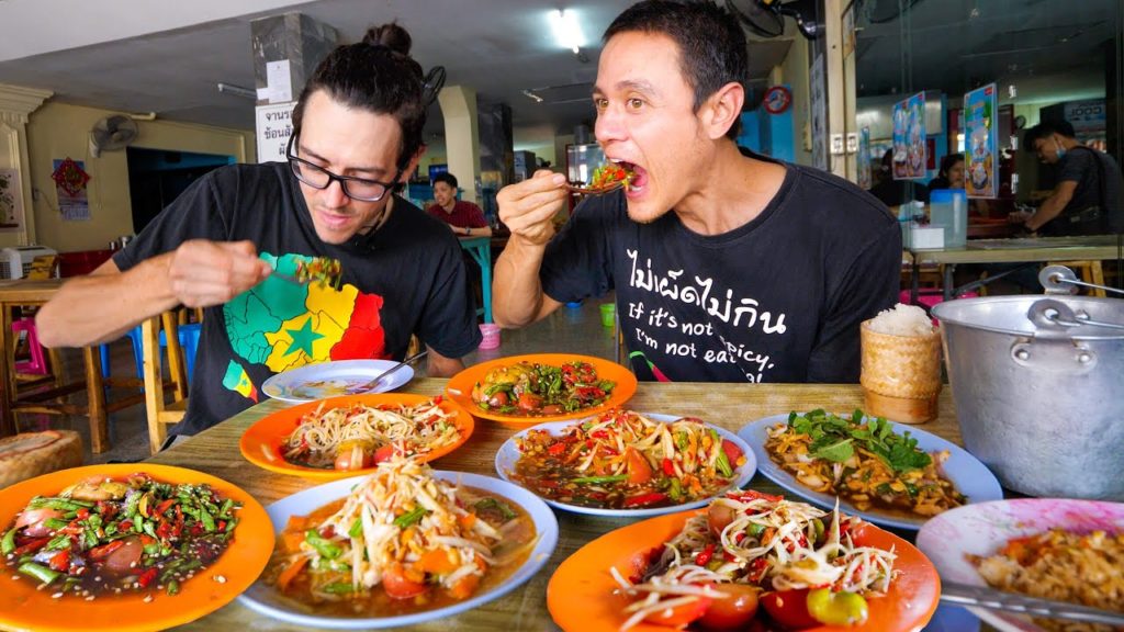 Spicy Thai Street Food 🌶️ GREEN PAPAYA SALAD + Beef Hot Pot! | Food Tour in Khon Kaen, Thailand