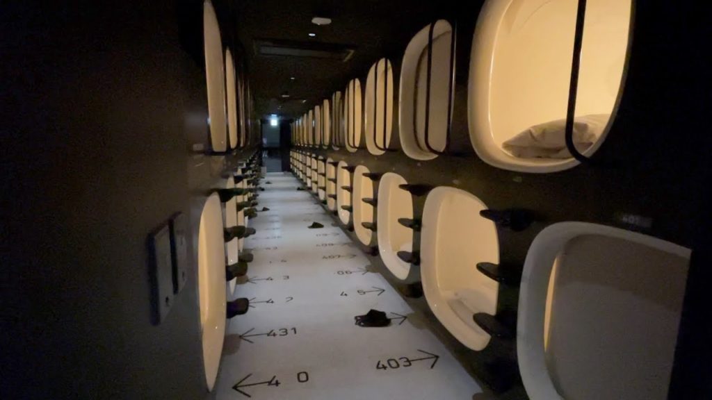 Stayed at Japan's capsule hotel in Fukuoka/ 9 Hours Hakata Station