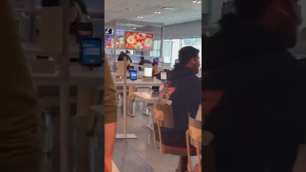 How to Travel 🧳 : Airport