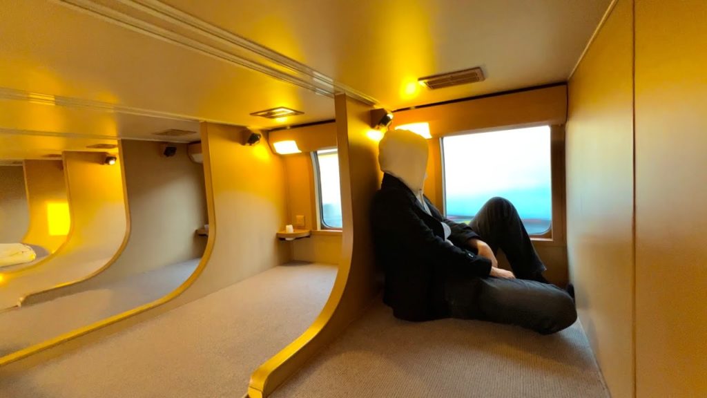 【4K/subtitles】🚃🛏 Japan's Overnight Sleeper Train CHEAPEST Seat／Tokyo Sunrise Express 寝台特急サンライズノビノビ座席