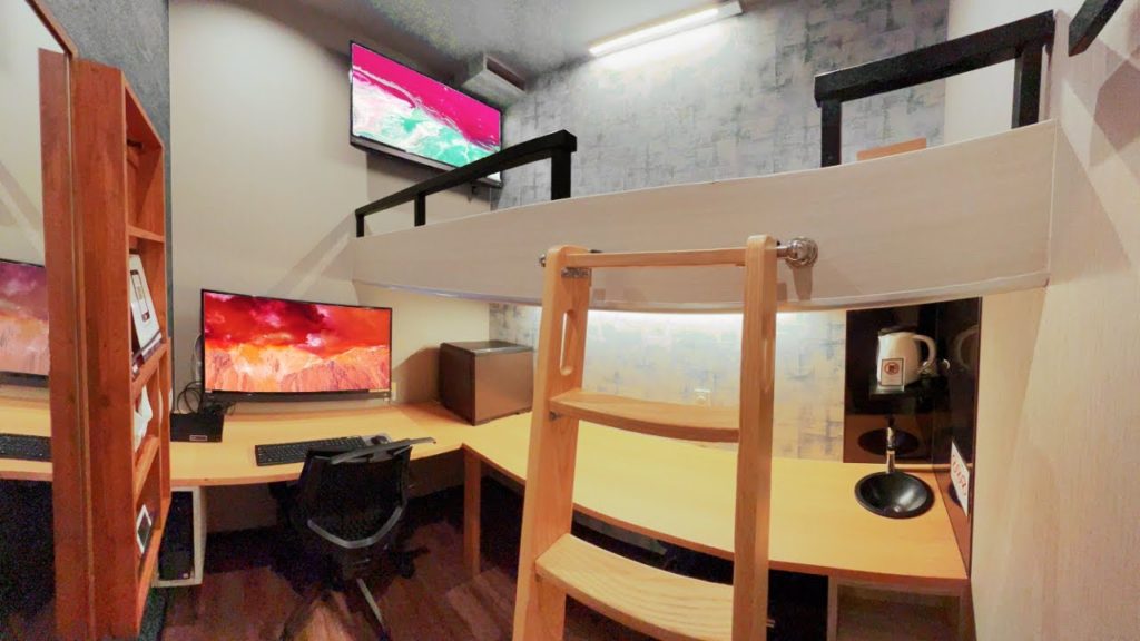 Staying at Tokyo's Amazing Capsule Loft Room | Customa Cafe Japan.