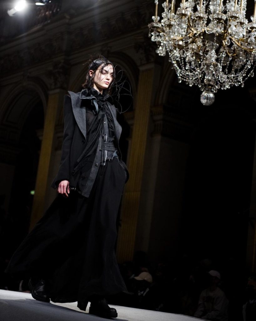 Yohji Yamamoto Autumn/Winter 2022-23 show  Photo backstage by @elise_toide  #Yo...