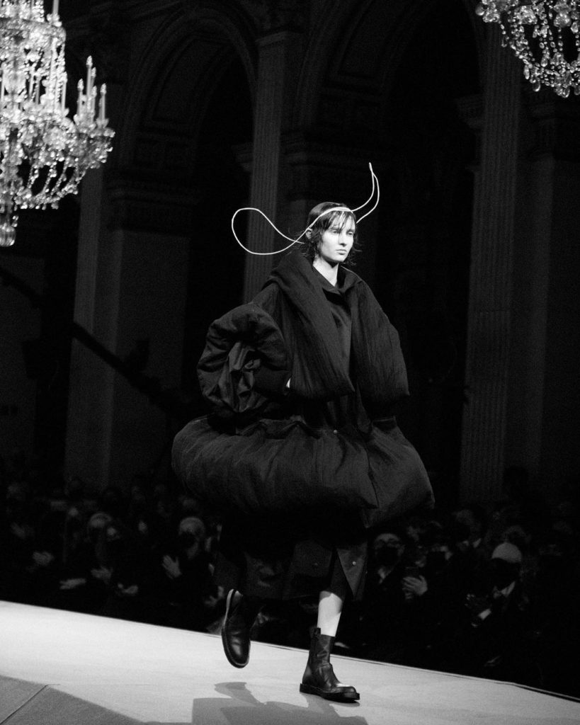 Yohji Yamamoto Autumn/Winter 2022-23 show  Photo backstage by @elise_toide  #Yo...