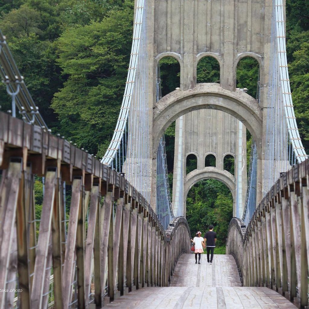 Momosuke Bridge, with its nostalgic atmosphere, is one of the longest wooden sus...