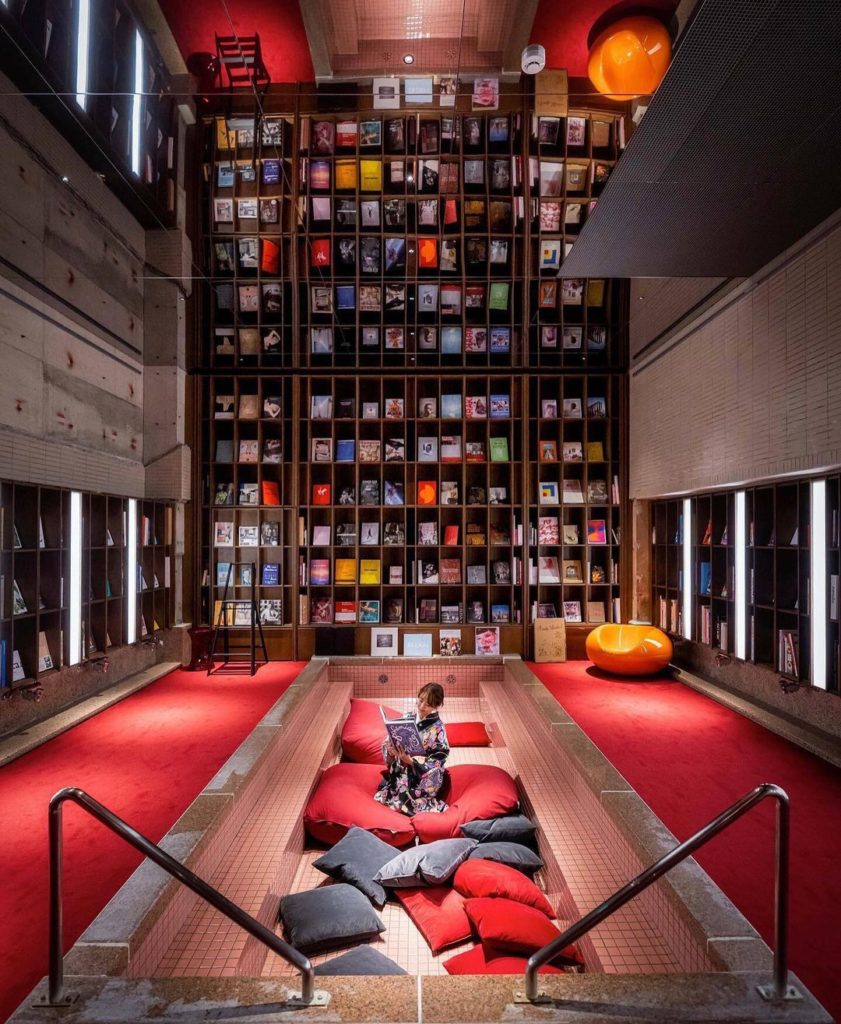 The concept behind book hotel Matsumoto Honbako is “encounter knowledge”  With 1...