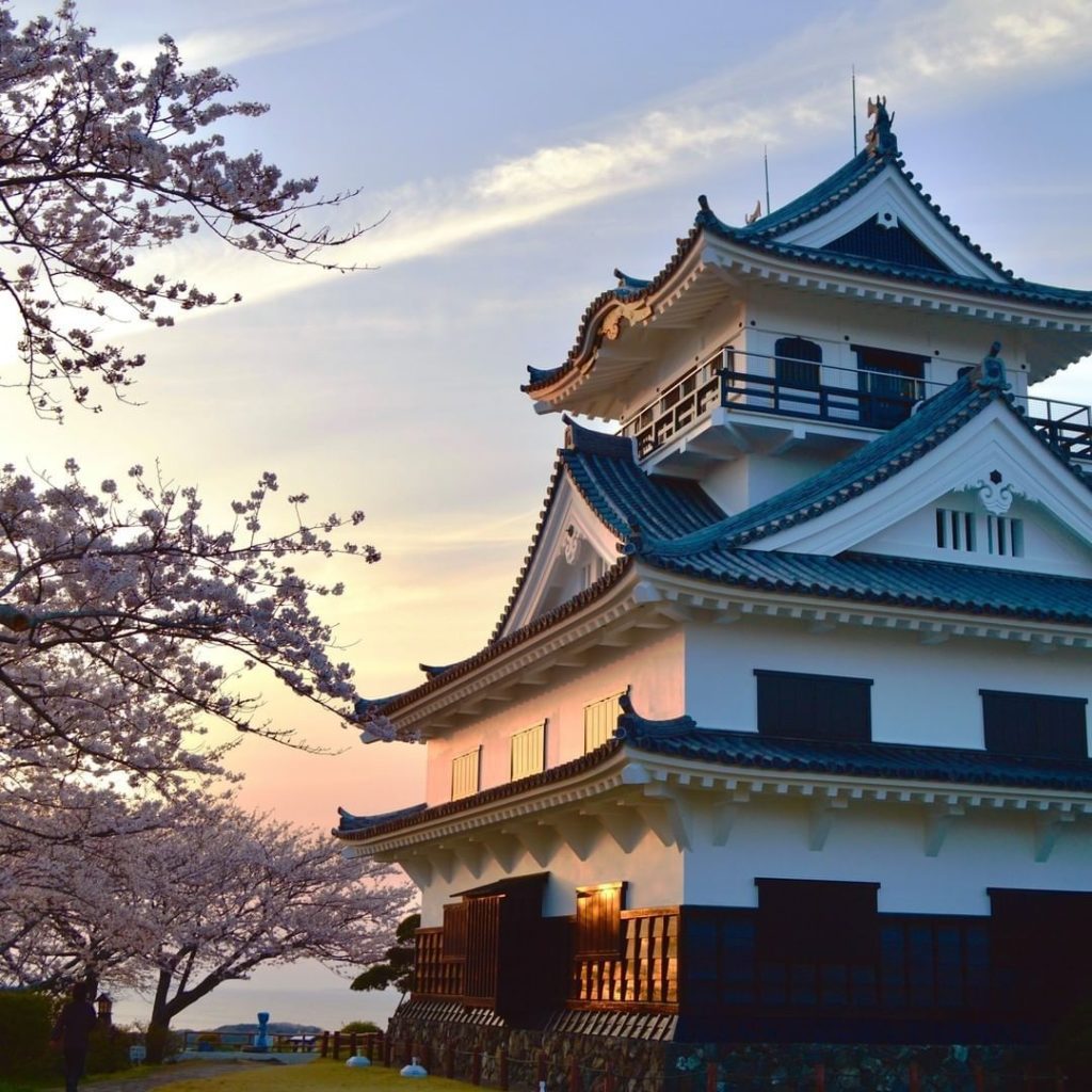Other than "elegant," how could you describe this scene? 
Visitors to the Shiroy...
