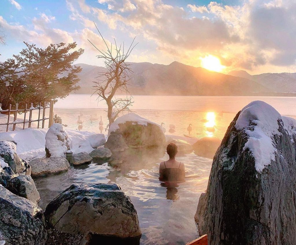 At Lake Kussharo’s Kotan Onsen, you can enjoy a hot spring bath with unforgettab...