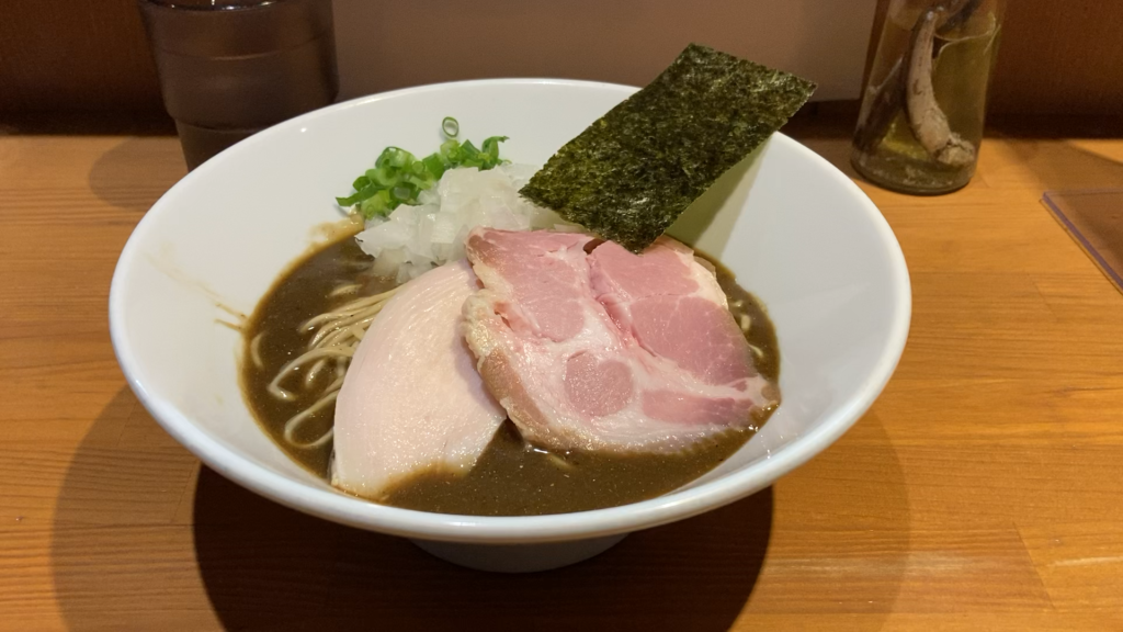 Ramen with thick gravy-like soup, super intense niboshi aroma (Tsukihi, Tokyo)