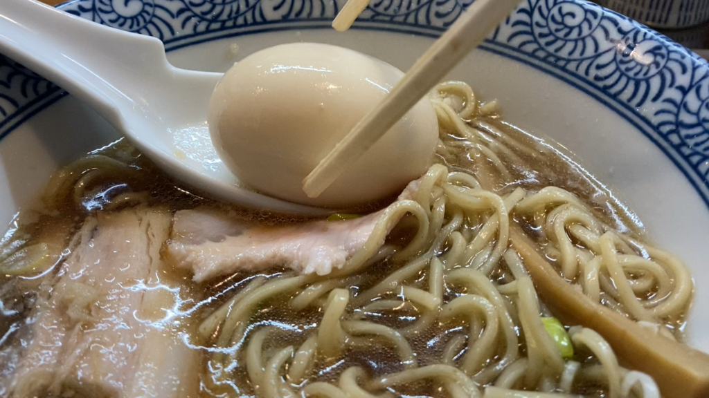 Popping a near perfect egg at Chukasoba Takano (Tokyo)