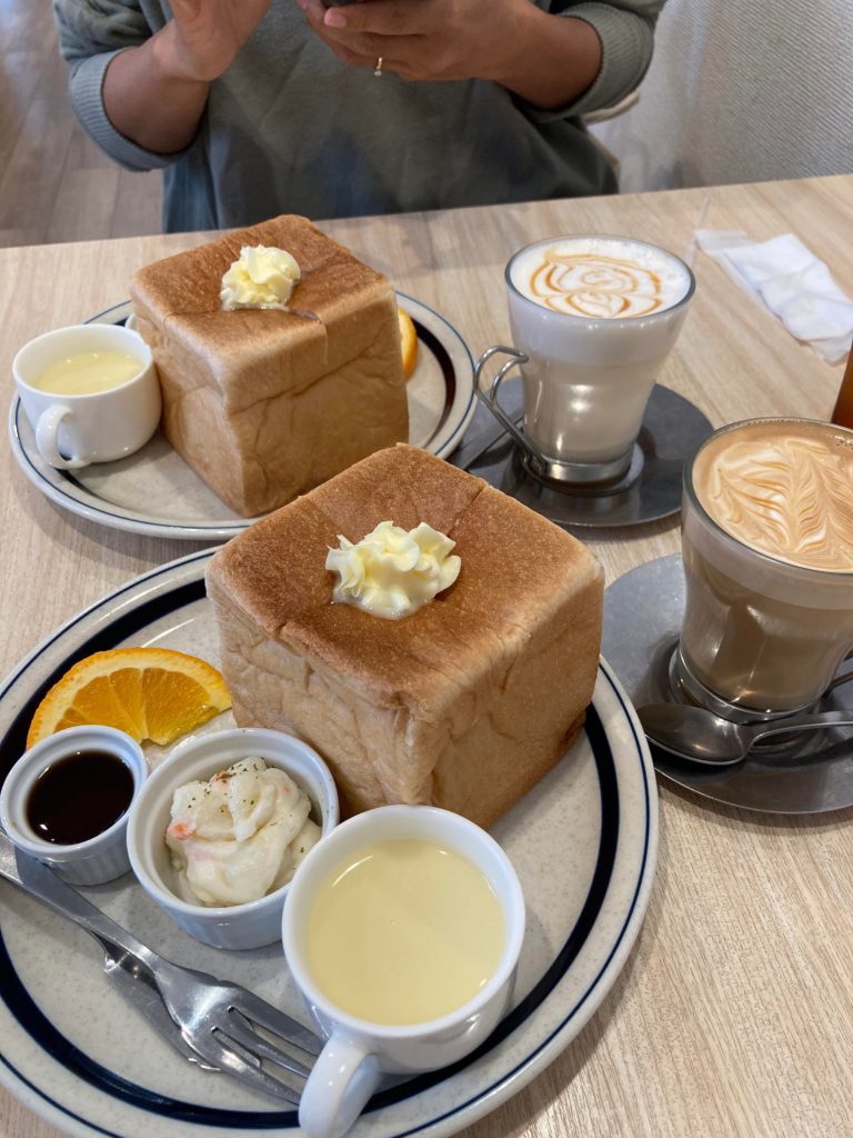 Hello friends! This is a cafe that serves a morning set and they give you a loaf! 🍞🍞🍞