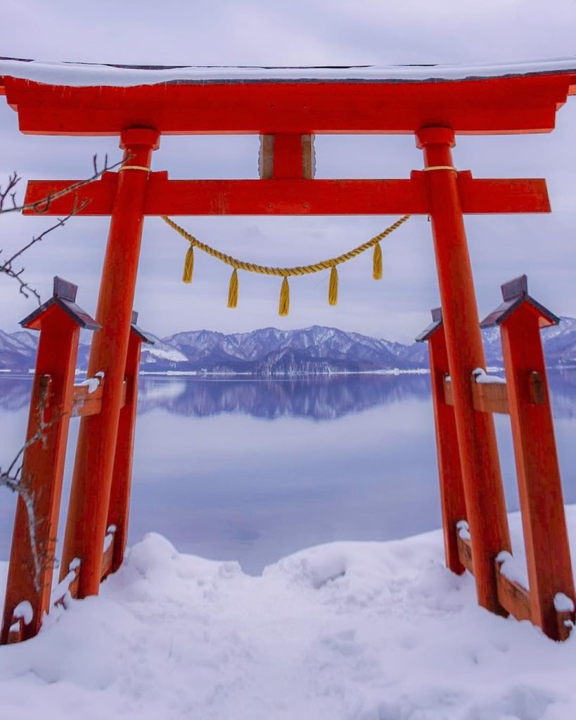 Akita Prefecture, Semboku - Gozanoishi Shrine & Lake Tazawa | Credit: @jp.travelers.pic
