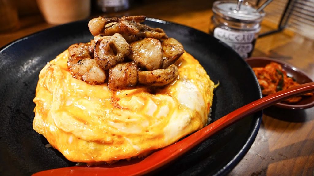 【西成チャーライ】旨過ぎる牛ホルモンの乗った玉子のせ炒飯「チャーライ 極」Japanese Food - Fried rice covered with eggs ASMR in Osaka