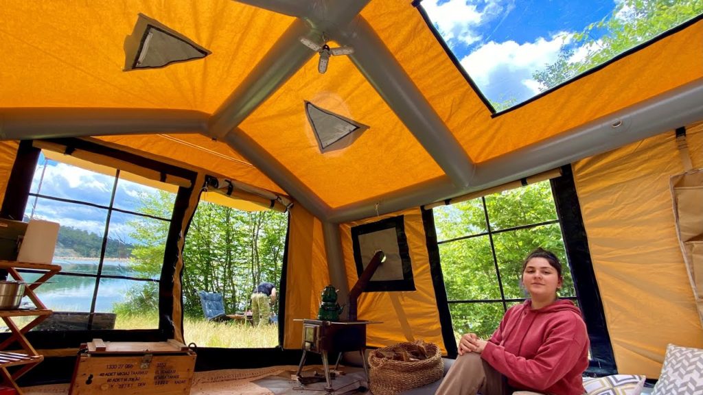 ÇAKALLARLA KAMP I ŞİŞME ÇADIR VE SİNEMA PERDESİ İLE GLAMPİNG DENEYİMİ ÇAKALLARLA KAMP I ŞİŞME ÇADIR VE SİNEMA PERDESİ İLE GLAMPİNG DENEYİMİ