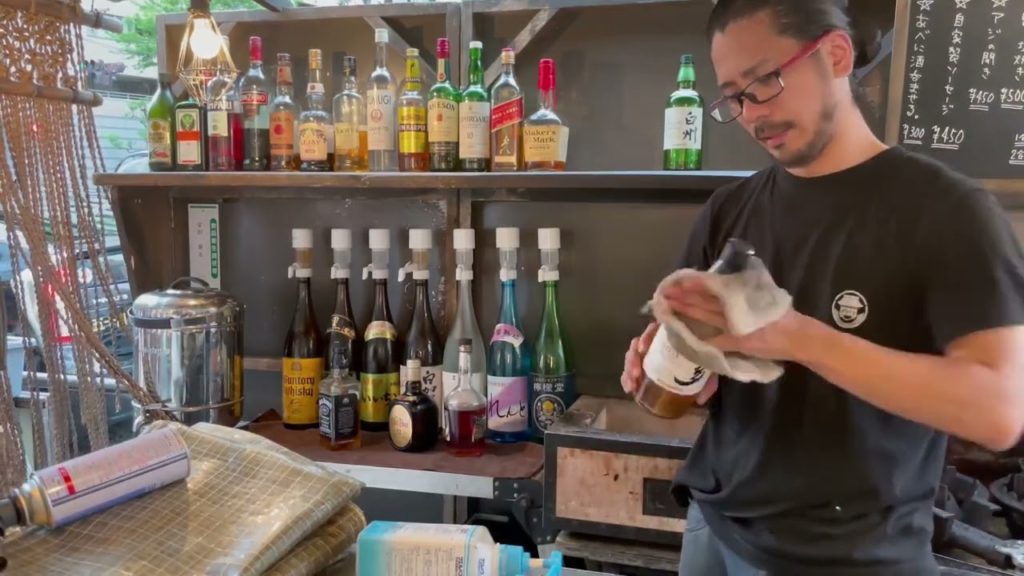 Yatai 屋台 | A young man pulls and sets up his handcart by only human power.