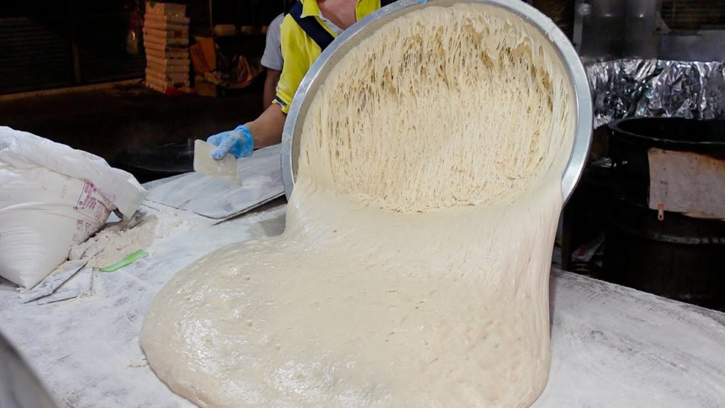 Giant Soft Dough! Fried Scallion Bread Stick & Pan-Fried Buns / 蔥仔條, 水煎包製作 – Taiwan Street Food Giant Soft Dough! Fried Scallion Bread Stick & Pan-Fried Buns / 蔥仔條, 水煎包製作 - Taiwan Street Food