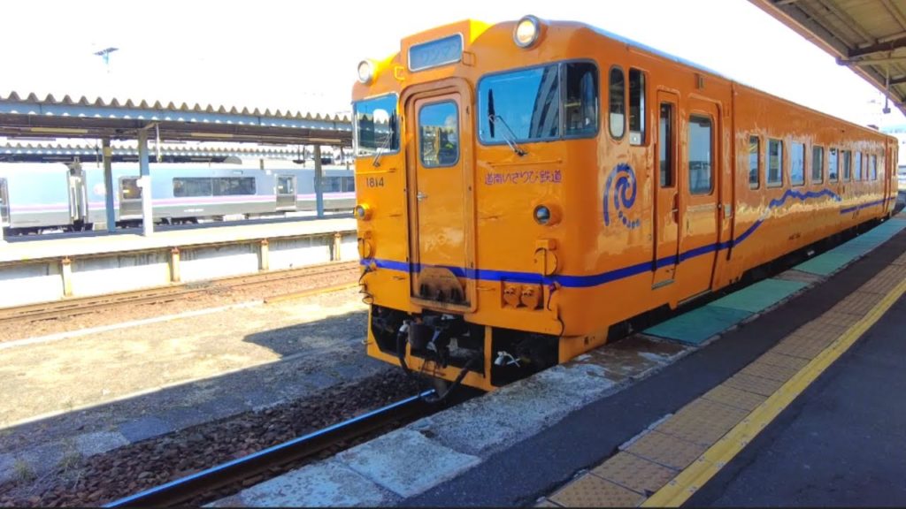 Riding Japanese diesel train from Hakodate 🇯🇵 Hokkaido Railway | 函館 道南いさりび鉄道