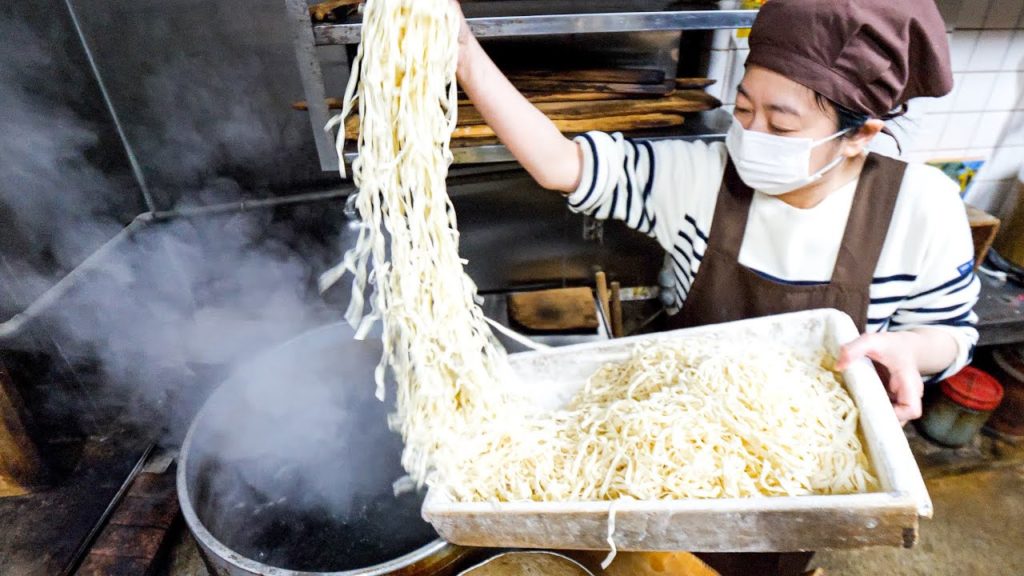 大衆食堂で一瞬にして胃袋をつかまれた極みの麺職人が作る素朴な一杯丨Traditional Noodles and Egg Bowl