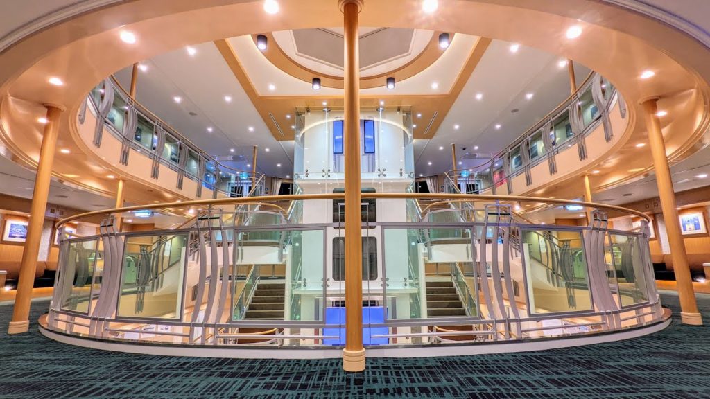 Japan's Overnight Capsule Ferry with a Great Lobby | 12.5-Hour Travel from Fukuoka to Osaka Japan's Overnight Capsule Ferry with a Great Lobby | 12.5-Hour Travel from Fukuoka to Osaka