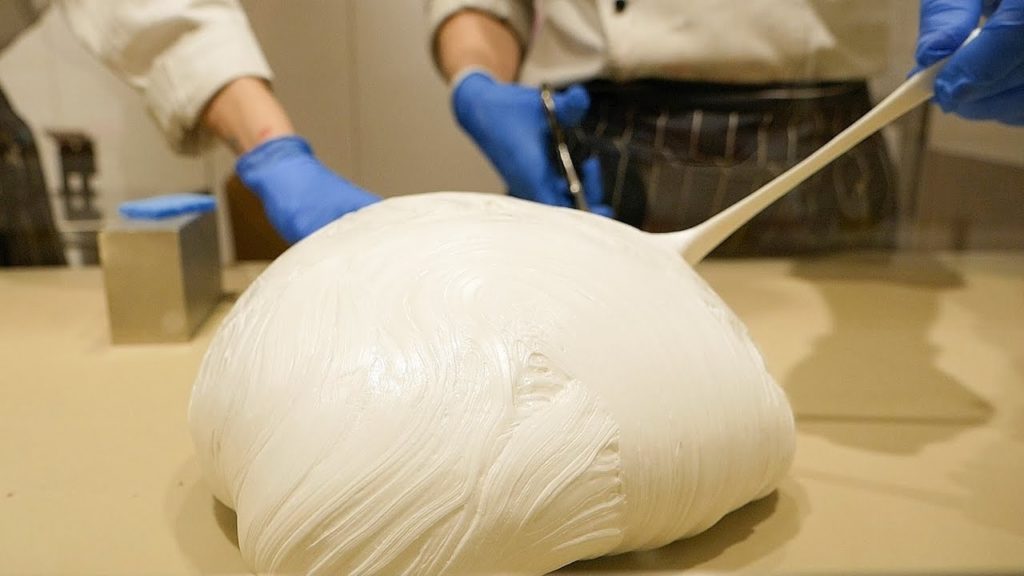 巨大な生地から驚きの分身が！プロの飴職人によるキャンディの作り方！「キャンディーショータイム京都祇園店」